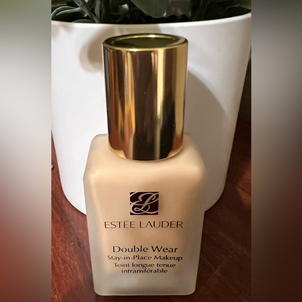 Estée Lauder Double Wear foundation in Desert Beige